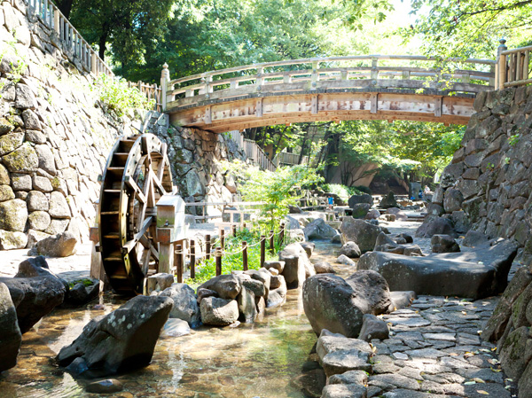 Surrounding environment. Otonashi Water Park (about 1320m ・ Walk 17 minutes) so as to leave the vestiges of as scenic spots, Dotted the park on the periphery can be the son-in-law pleasure the scenery of the four seasons such as Asukayama park and Otonashi Water Park. Kongoji vivid autumn colors stand out (about 990m) is called the alias "Momijitera", We continue to be popular.