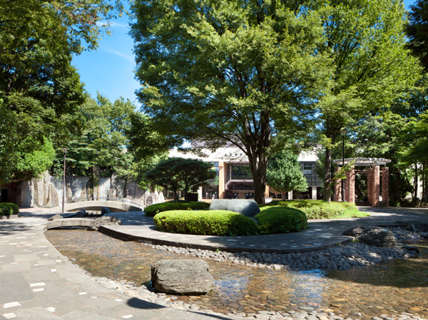 Surrounding environment. Takinogawa park (about 1760m ・ In the park that can wading on foot 22 minutes) waterfall and waterways, Takinogawa gymnasium, Next to the Science Museum of the earthquake (Disaster Prevention Center). Many water and green, From children to the elderly, It has been used by many of the people.
