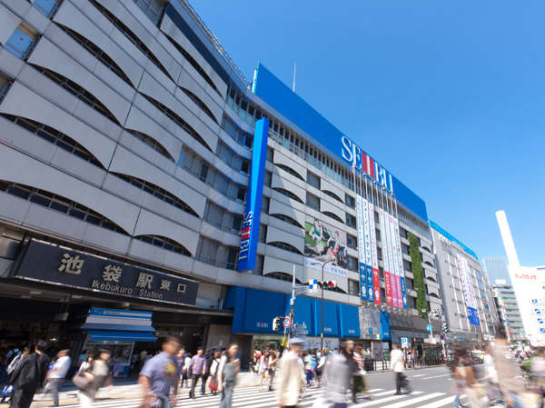Surrounding environment. By bicycle, Ikebukuro go willingly also by bus living area. Taming the convenience facilities gather in front of the station, Highly sensitive living will realize. Toei Mita Line a 3-minute walk "Nishi-sugamo" station, JR Saikyo Line of 9 minute walk from the "Itabashi" station, Signed a TOKYO vertically and horizontally with two lines, It is located literate east and west of the city center to the smooth, We will continue to expand the width of life. (Photo Station Ikebukuro)