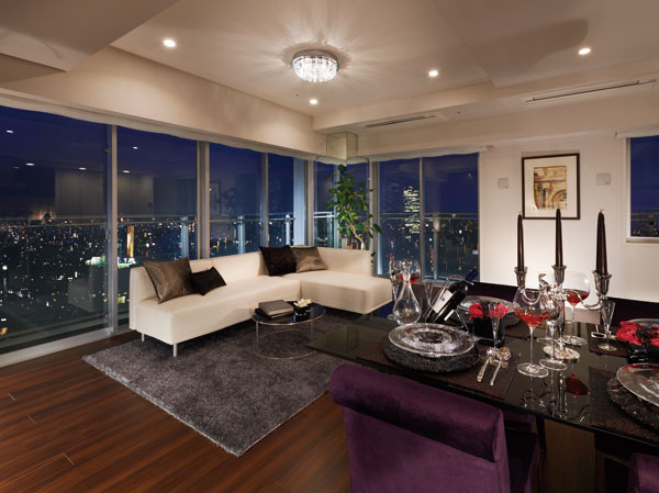 Room and equipment. Wide LD filled with relaxation. Balcony spread to two faces, Exceptionally also a feeling of opening. It will be part of the interior carefree scenery to change the facial expressions along with the transitory of the season and the time. Enjoy a life full of open feeling of the tower unique. Sky of life stage to be healed in the beautiful and twinkling starry night scene.  ※ model room / 80A type ・ Menu Plan 2 (free of charge ・ Those obtained by combining the local 27th floor equivalent of view photo (March 2012 shooting) to the LD of the application deadline Yes), In fact a slightly different.