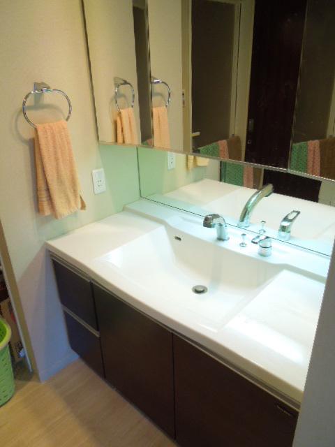 Wash basin, toilet. Indoor (12 May 2013) Shooting