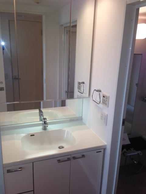 Wash basin, toilet. Built shallow unique high-grade specifications is the amenities of: 2013 November shooting