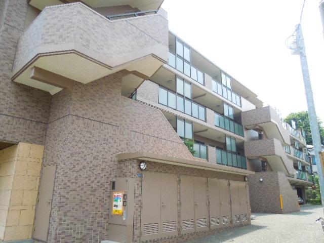 Local appearance photo. Local (11 May 2013) Shooting