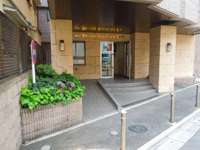 Entrance. Common areas