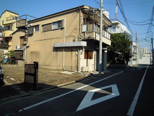 Local photos, including front road. Local (11 May 2013) Shooting, Front road is refreshing in the southeast side 6m public road. 