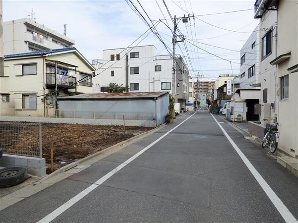 Local photos, including front road. Front road 2013 / 08 shooting