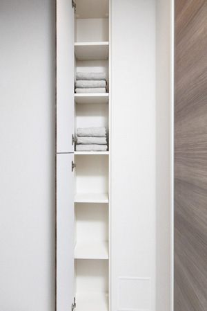 Bathing-wash room.  [Linen cabinet] Including towels and bath products, Lets you hold the basin space around can be securely stored and laundry detergent.