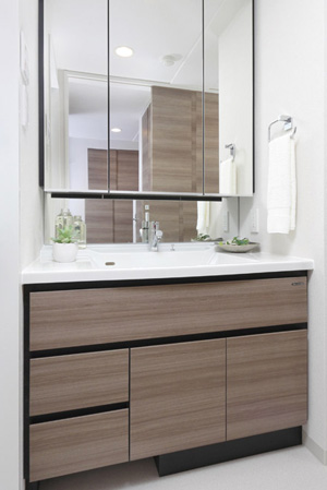 Bathing-wash room.  [Powder Room] The back of the wide triple mirror, It was provided with a storage space of the cabinet type. You can organize the clutter around basin with abundant storage capacity.