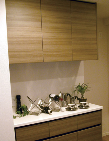 Kitchen.  [Cupboard] Standard equipped with a kitchen and a coordinated cupboard. With serve as the abundant storage capacity and design, Us with the daily household chores functional and comfortable. (Except for some type)