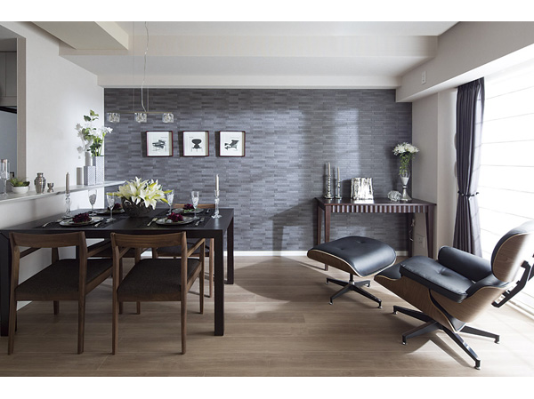 Living.  [living ・ dining] Bright living room light pouring from the south-facing window ・ dining. Double floor ・ Double ceiling, In multi-layer glass or the like, Also consideration to comfortable comfortable to live. (Publication photograph of is that all were taken model Room B type in September 2013, Some paid options and furniture ・ It is included furniture etc., These are not included in the sale price)