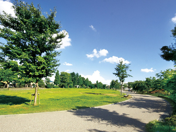 Surrounding environment. About 2.2 there is a breadth of hectares 2-minute walk to the "Nishigahara Minna of park" (about 100m). Lawn open space and splashing water sound pond, There is a complex playground equipment, Also it has the function as disaster prevention park.