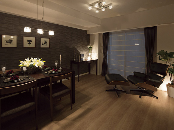 Room and equipment. Bright living room light pouring from the south-facing window ・ dining. Double floor ・ Double ceiling, In multi-layer glass or the like, Also consideration to comfortable comfortable to live. (Which was taken the model room B type in September 2013, Some paid options and furniture ・ It is included furniture etc., These are not included in the sale price)