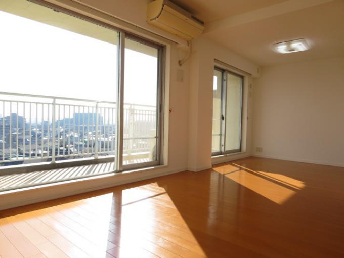 Living. A living-dining of wide span bathed in bright light