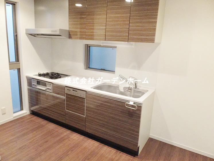 Kitchen. Since the wall with the kitchen, You can take advantage of living of the breadth up to maximum sight !! children us to help you come to mind in the eyes !! (C Building)