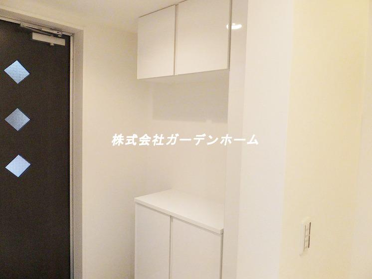 Entrance. Since the storage fill of the cupboard is not troubled in the yard of shoes !!