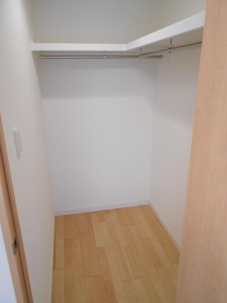 Receipt. ◎ spacious walk-in closet