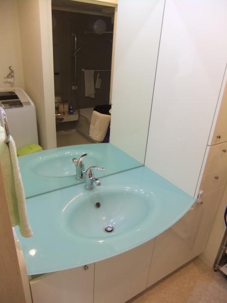 Wash basin, toilet. ◎ fine basin space