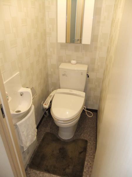 Toilet. ◎ there and glad hand washing toilet