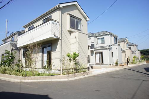 Local photos, including front road. Local October shooting