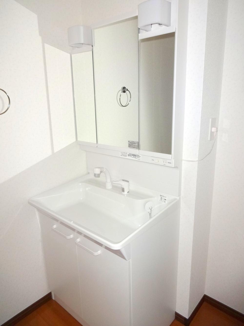 Wash basin, toilet. Indoor (12 May 2013) Shooting