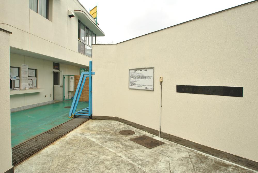 Streets around. 110m until the citizen pool