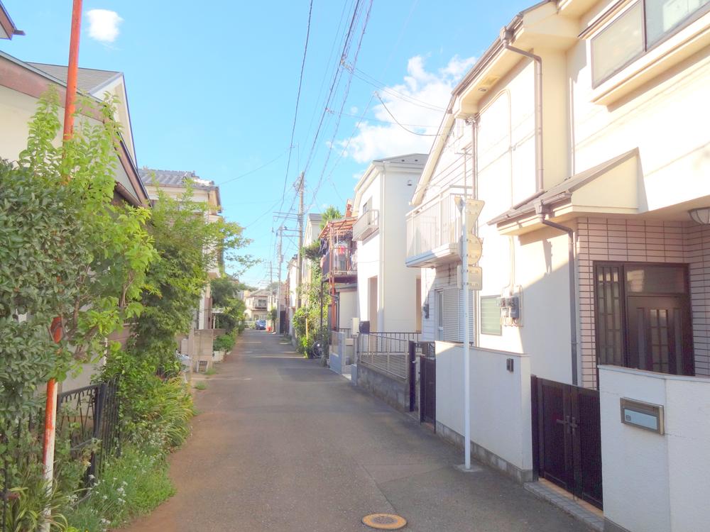 Local photos, including front road. Local (11 May 2013) Shooting