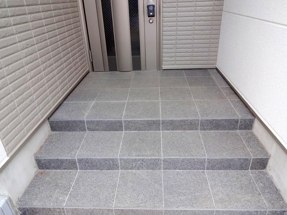 Entrance. Local (11 May 2013) Shooting