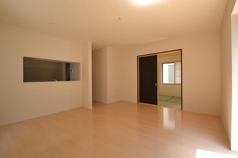 Living. II-17 Building