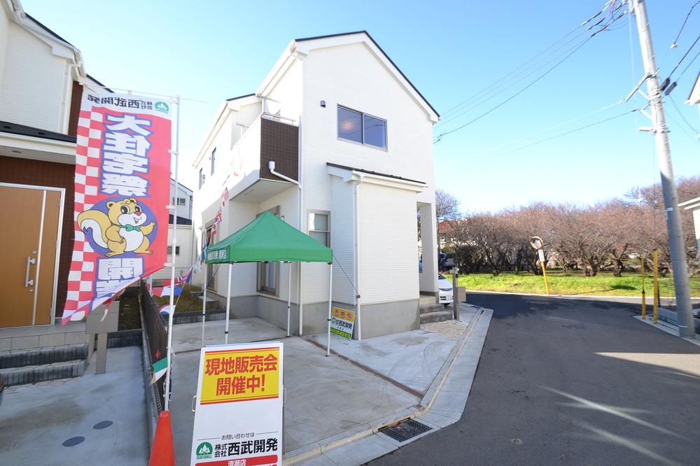 Local photos, including front road. Local (12 May 2013) Shooting Building 3