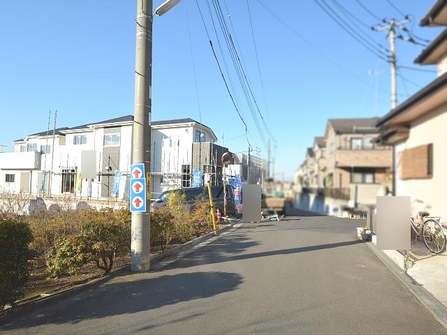 Local photos, including front road. Contact road (December 2013 shooting)