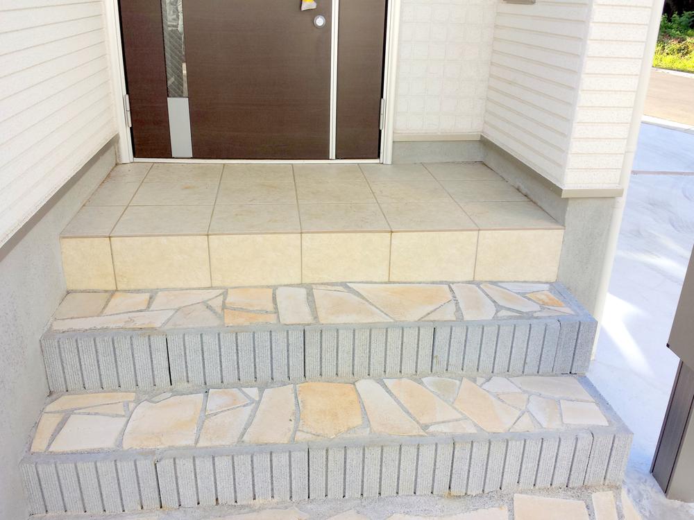 Entrance. Local (11 May 2013) Shooting