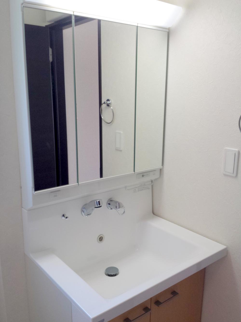 Wash basin, toilet. Indoor (11 May 2013) Shooting