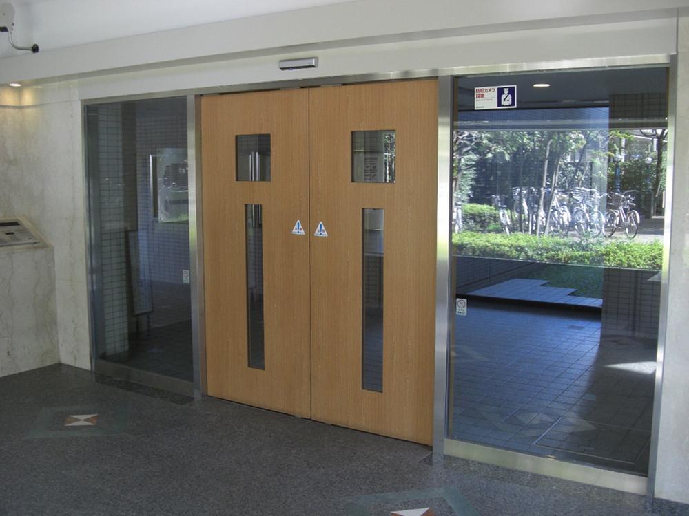 Entrance. Common areas