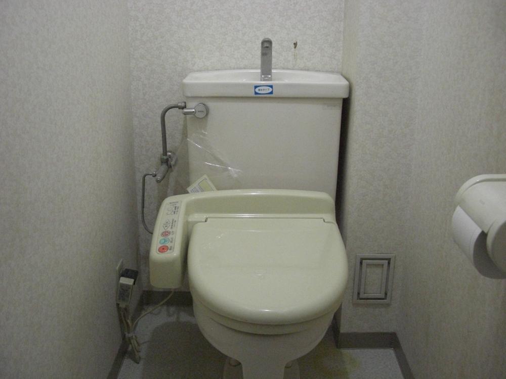 Toilet. Indoor (10 May 2013) Shooting