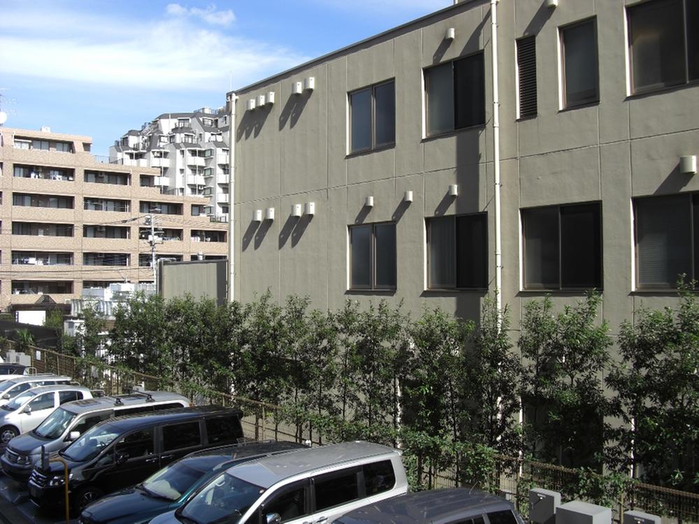 View photos from the dwelling unit. View from the site (October 2013) Shooting