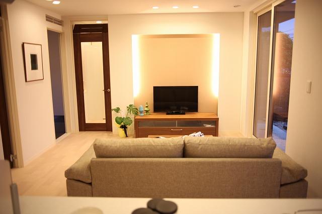 Living. Is a living photograph of as seen from the kitchen. Indirect lighting of the front has to produce a space with atmosphere.