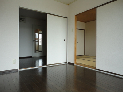 Living and room. Open it opens the door ☆
