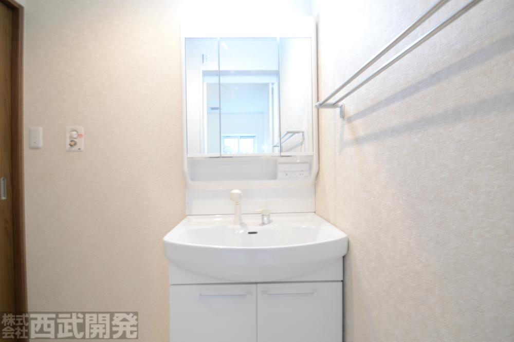 Wash basin, toilet. 1 Building