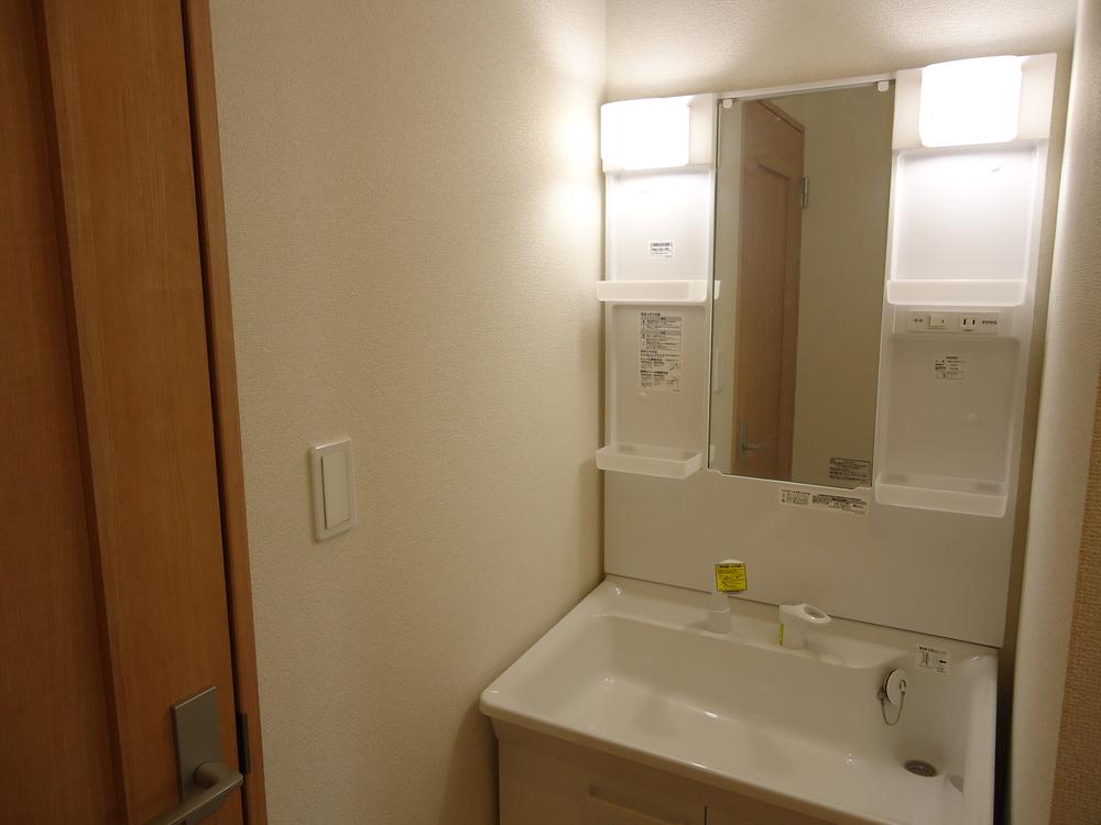 Wash basin, toilet. Room (August 2013) Shooting