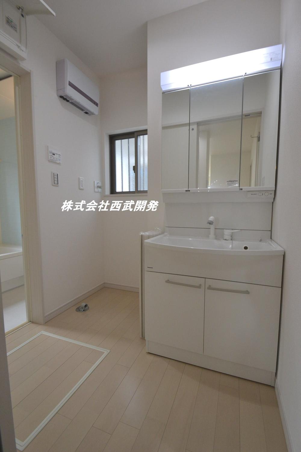 Wash basin, toilet. (6 Building)