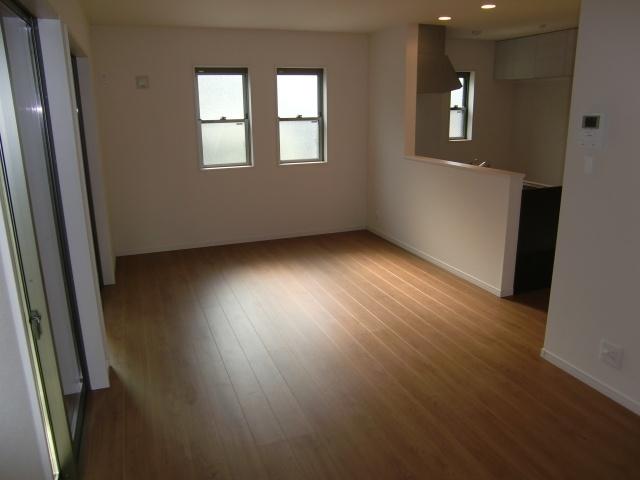 Living. Living is spacious 15 Pledge. By removing the door and next to the Western-style will be 20 quires more large space.