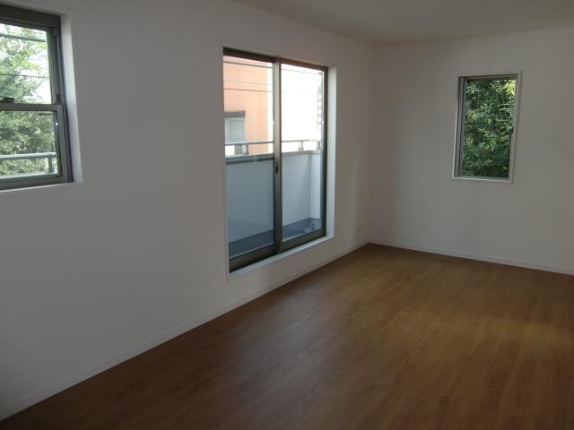 Non-living room. The second floor east side Western-style. There are east south-west of the three directions in the window, All day is bright.