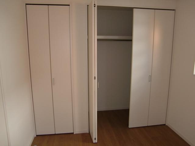 Receipt. 2 is the east side Western-style closet. There is a storage capacity.