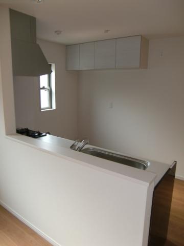 Kitchen. The kitchen is for the opening ceremony, There is a feeling of opening. It is provided with a cupboard hanging on the back.