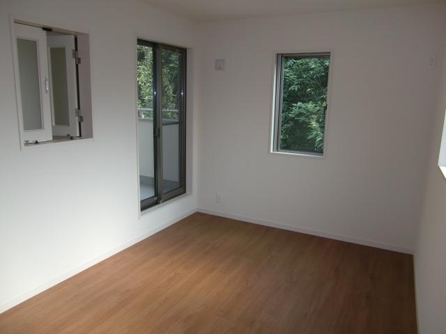 Non-living room. The second floor west Western-style. There is a window on three sides of the east southwest, All day is bright.