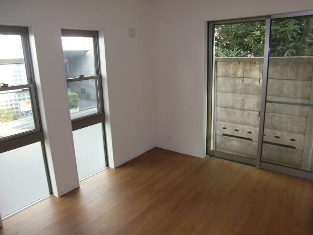 Non-living room. It is the first floor of the Western-style. It is very fashionable window placement.