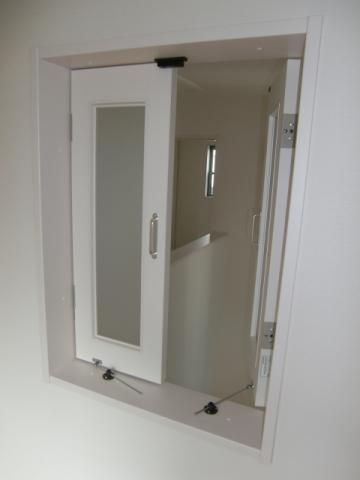 Non-living room. It is a small window leading from the second floor west Western-style to blow. You can living and direct conversation if put out a face.