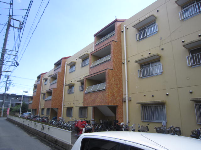 Building appearance. It features a warm appearance. 