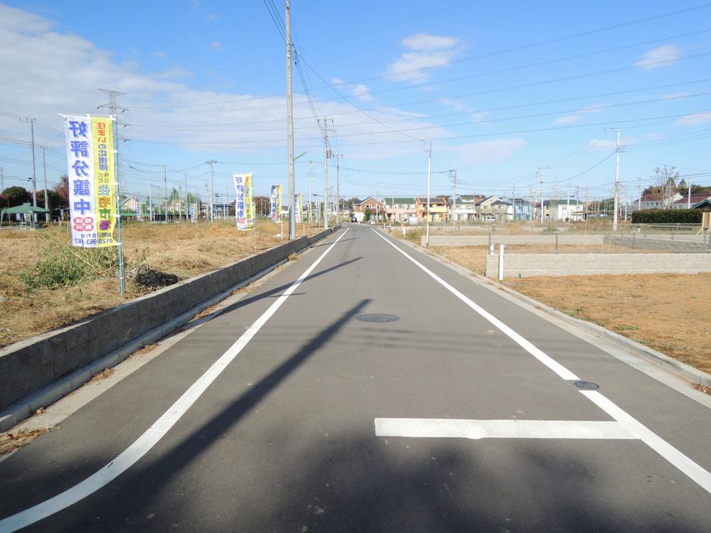 Local photos, including front road. Local (11 May 2012) shooting