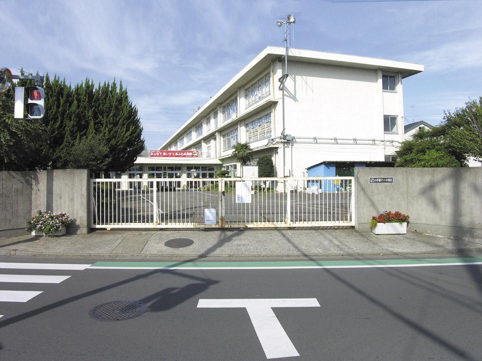 Primary school. Deng 396m until the 12 elementary school